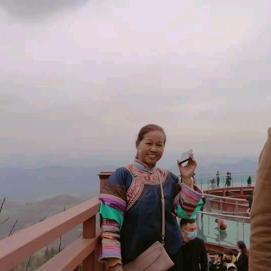 岑佳佳ʕ ̳• · • ̳ʔ/ づ♡