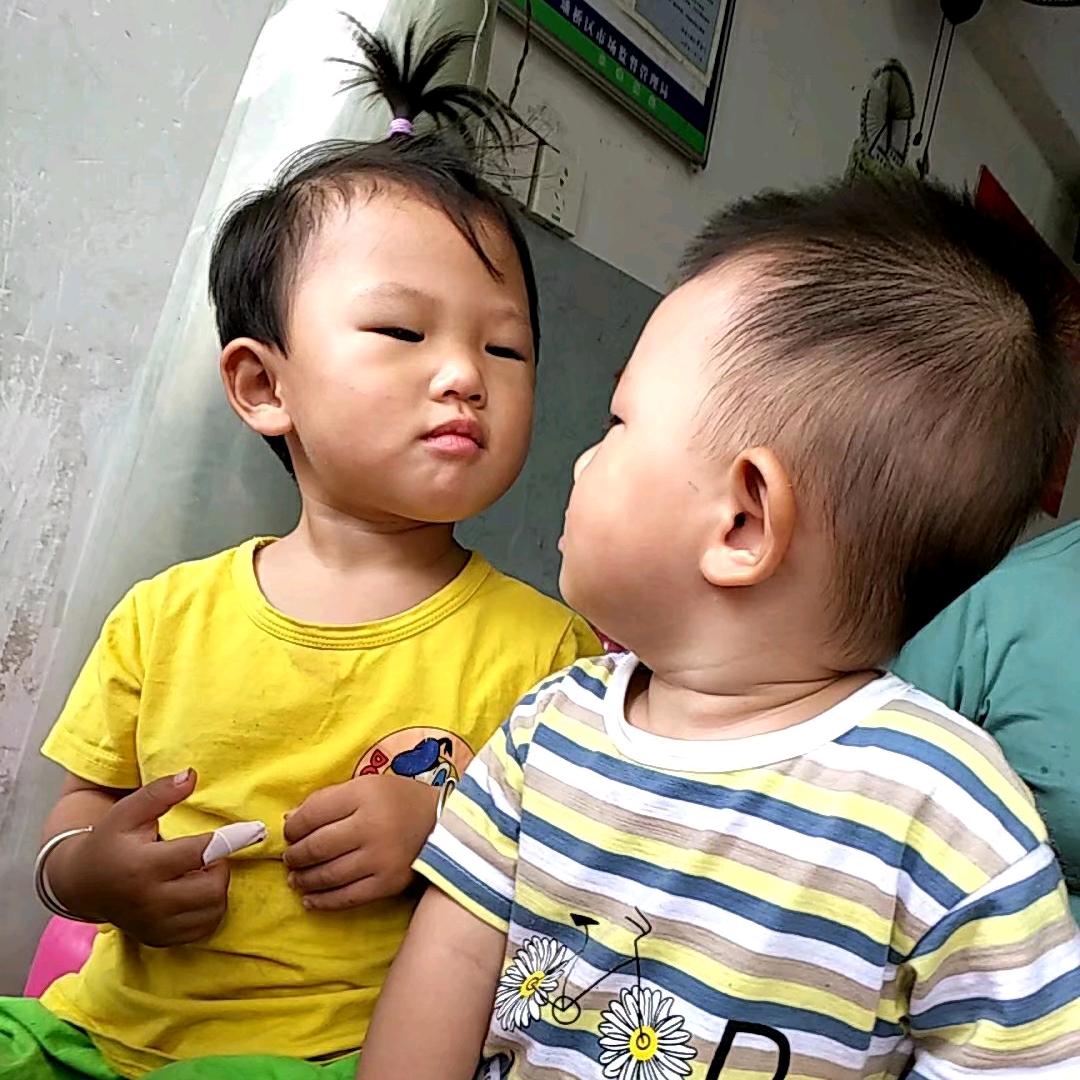 不服输的姐弟🚸