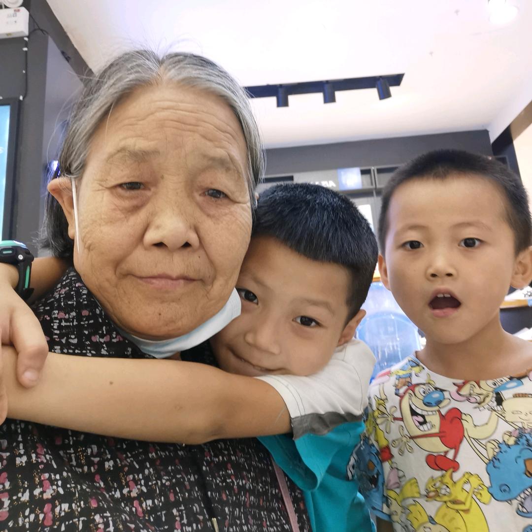 快乐一家人😊😊