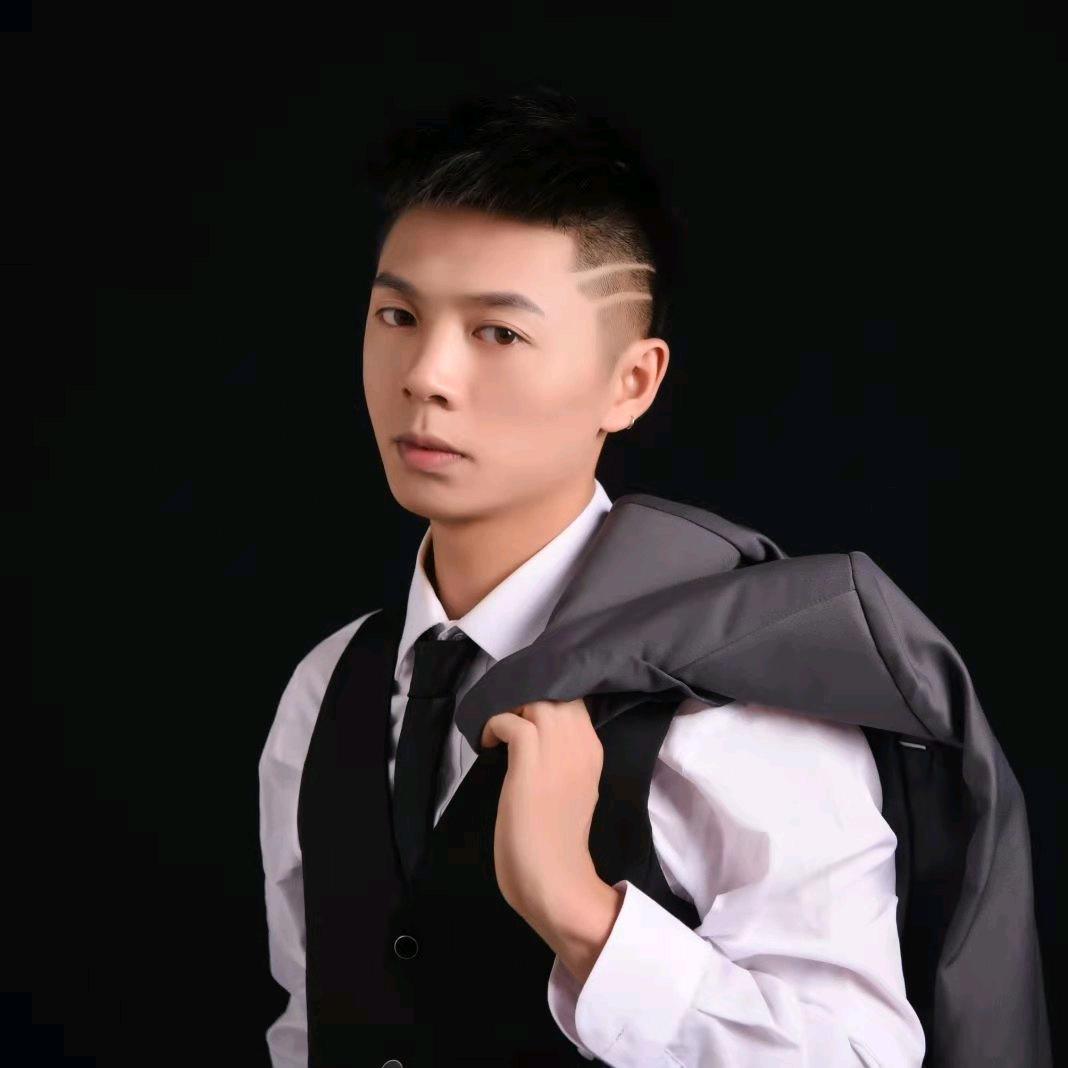 @何少