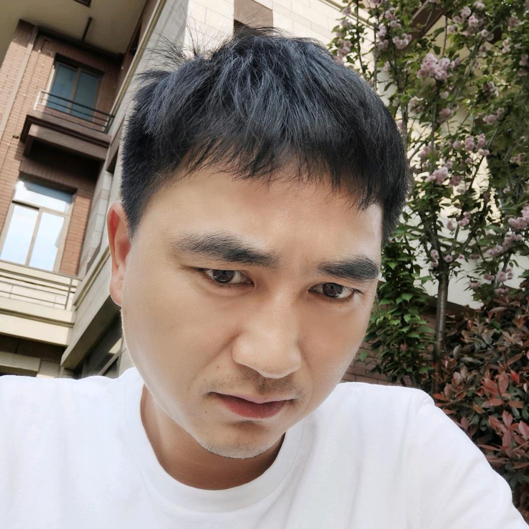 尘土，飞扬着