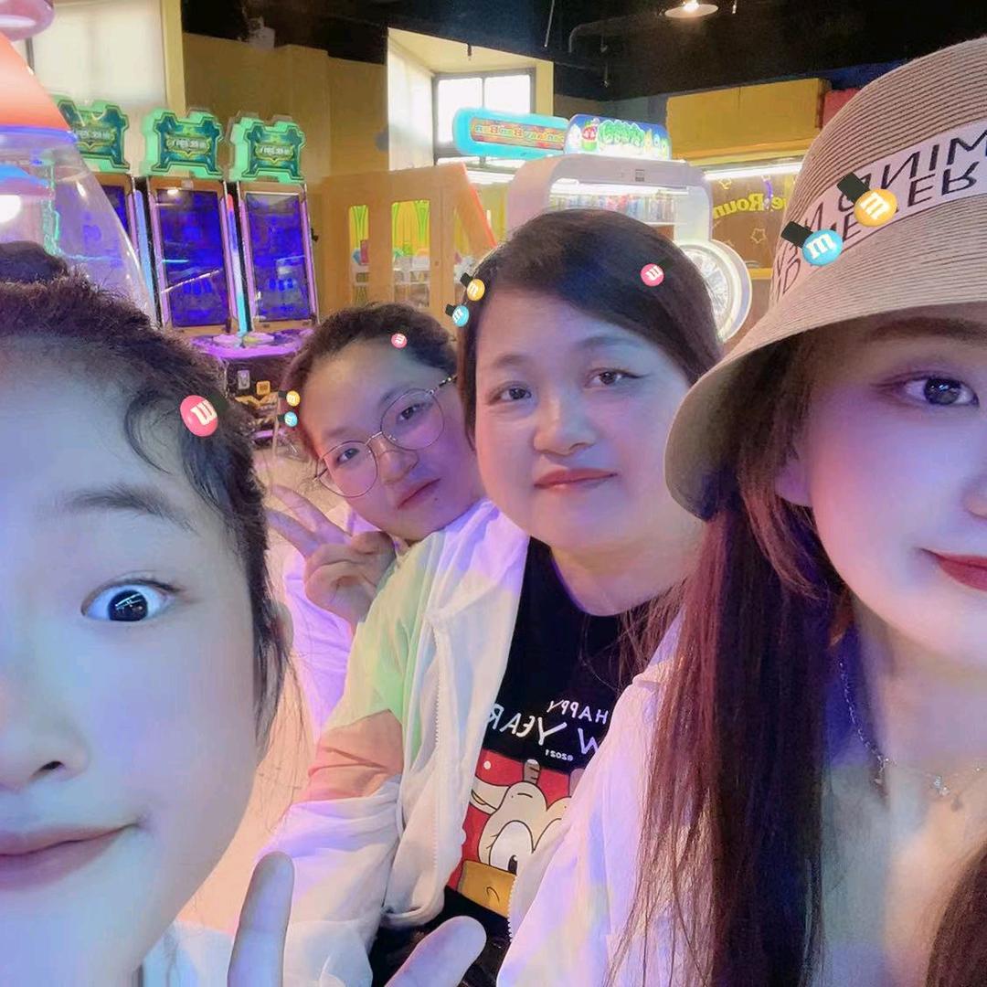 阳光下的少女