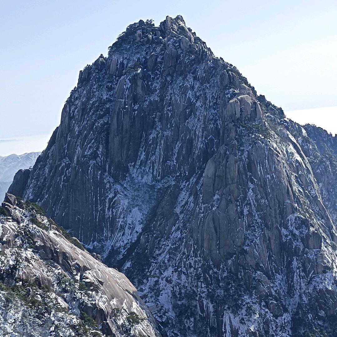 高耸青山
