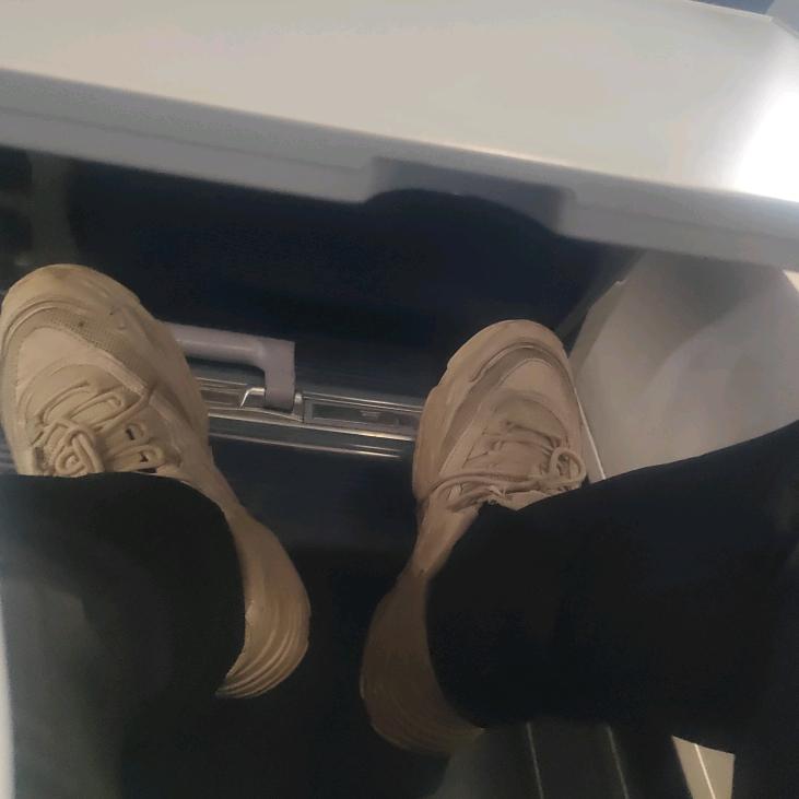 ，