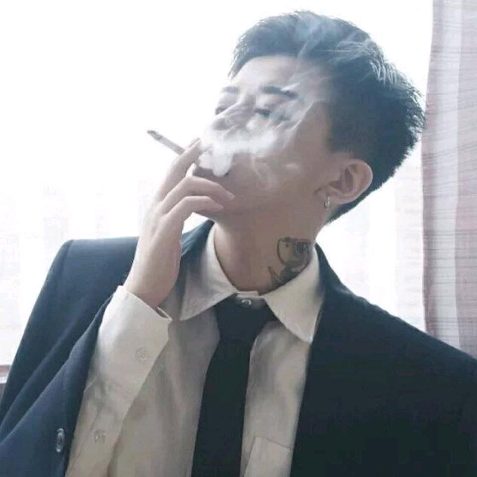 货车拉货。4米2的平板。