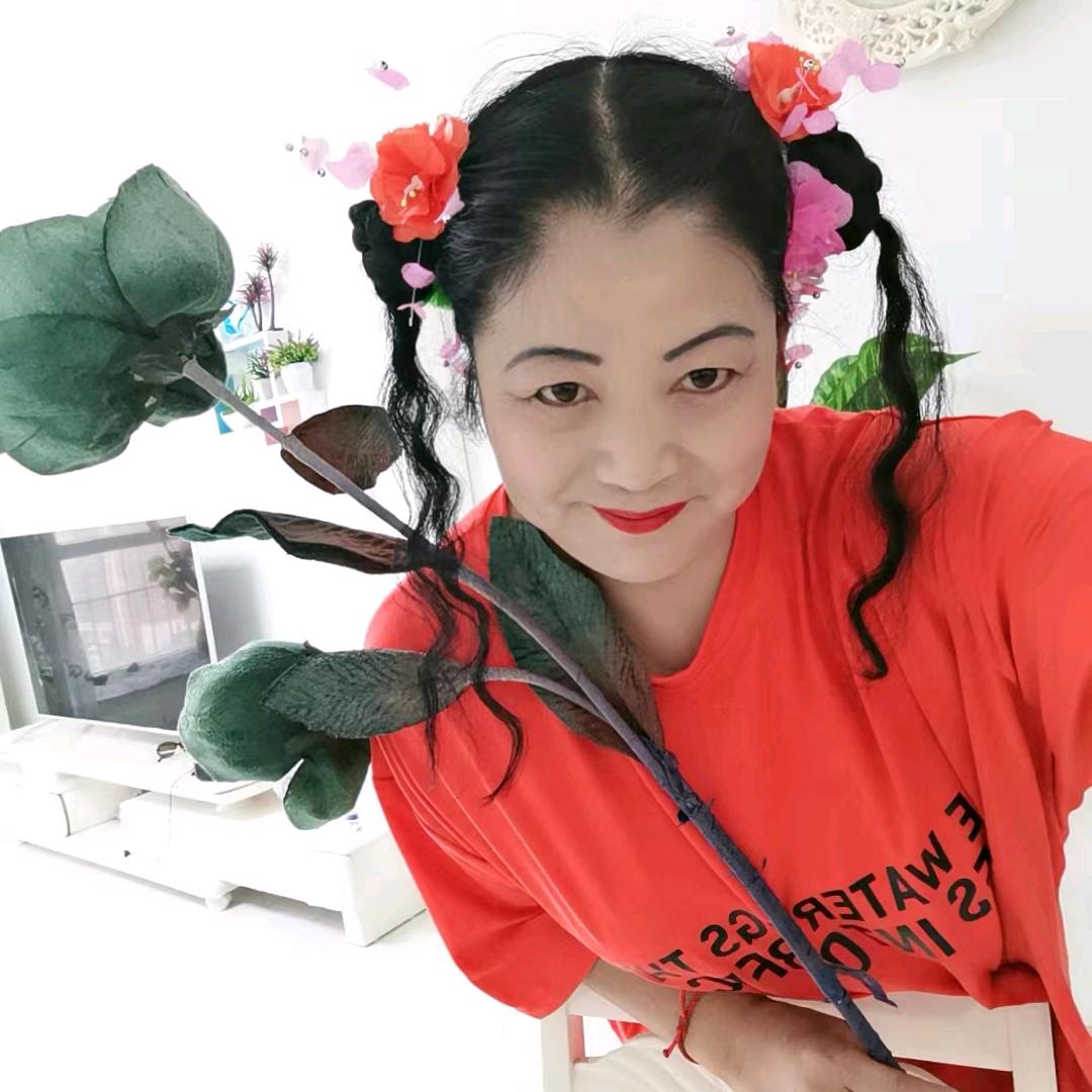 时尚爱美的奶奶。
