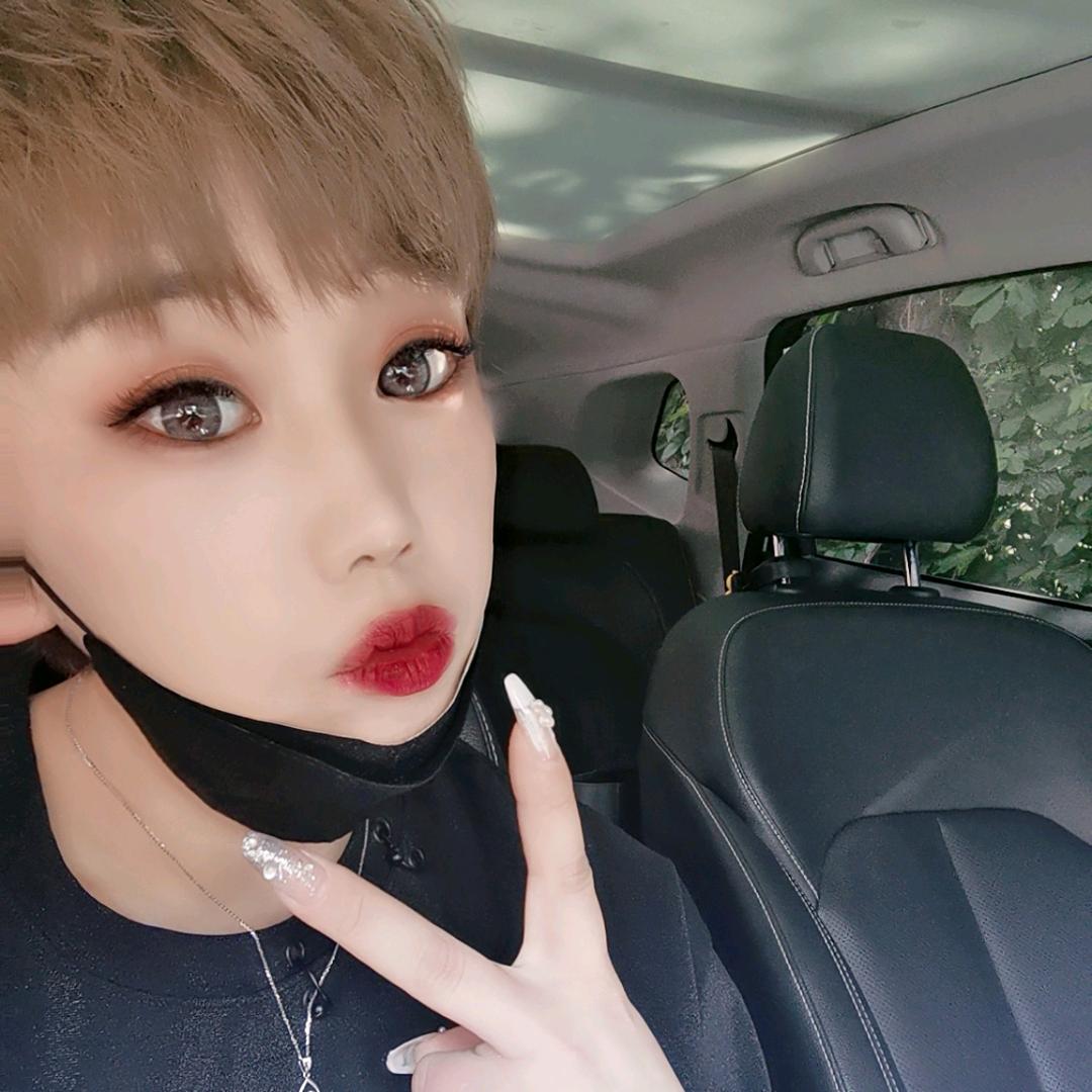 卖潮牌的小姐姐