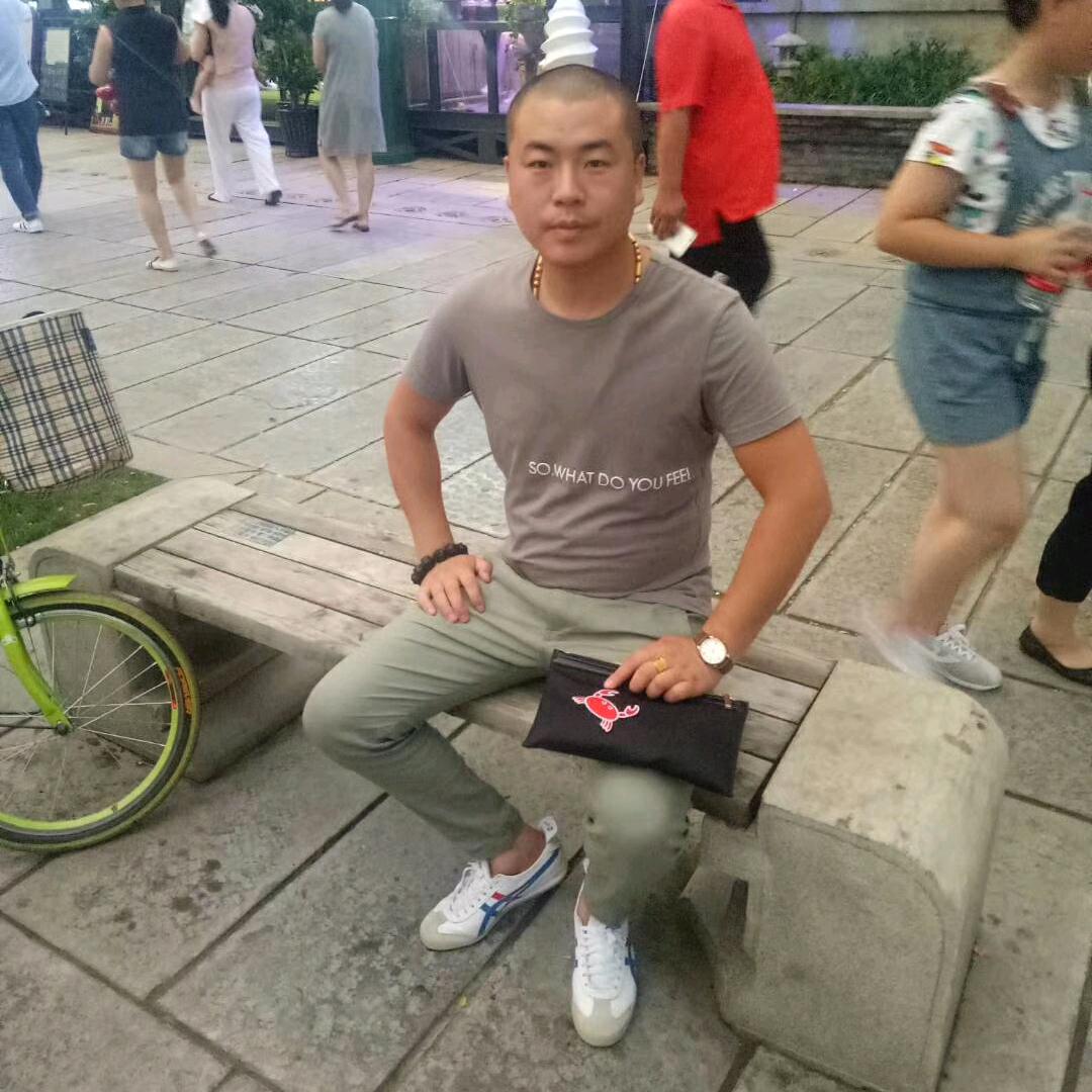 赫越，身后的大山