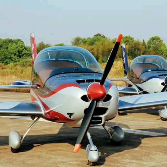 开着飞机去上班！