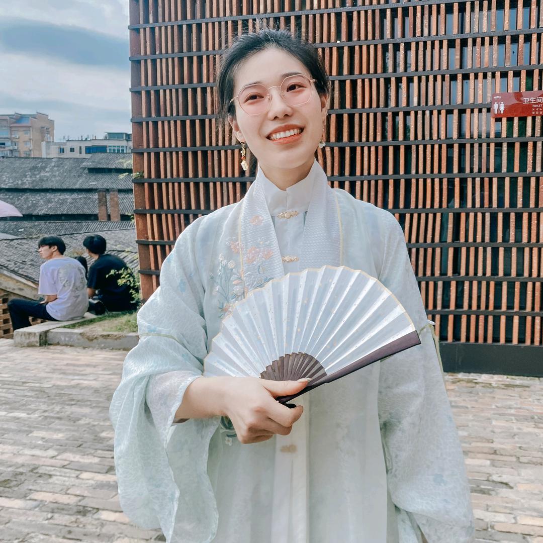 陶艺讲师小美伶