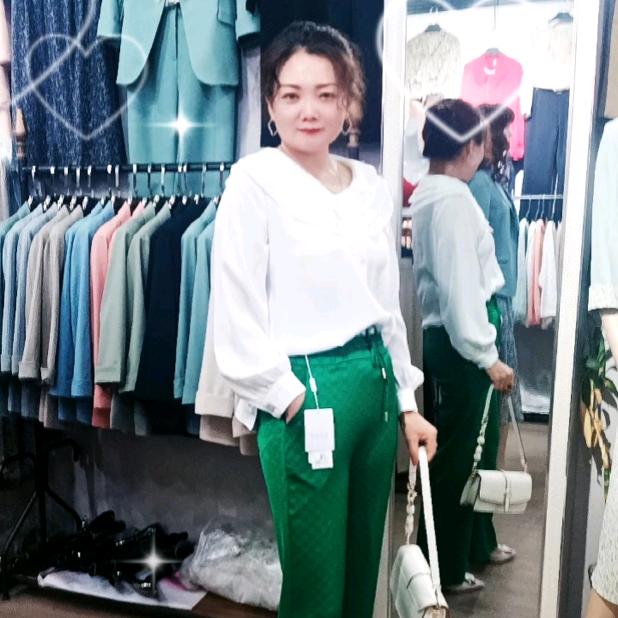 漂亮女人服装店