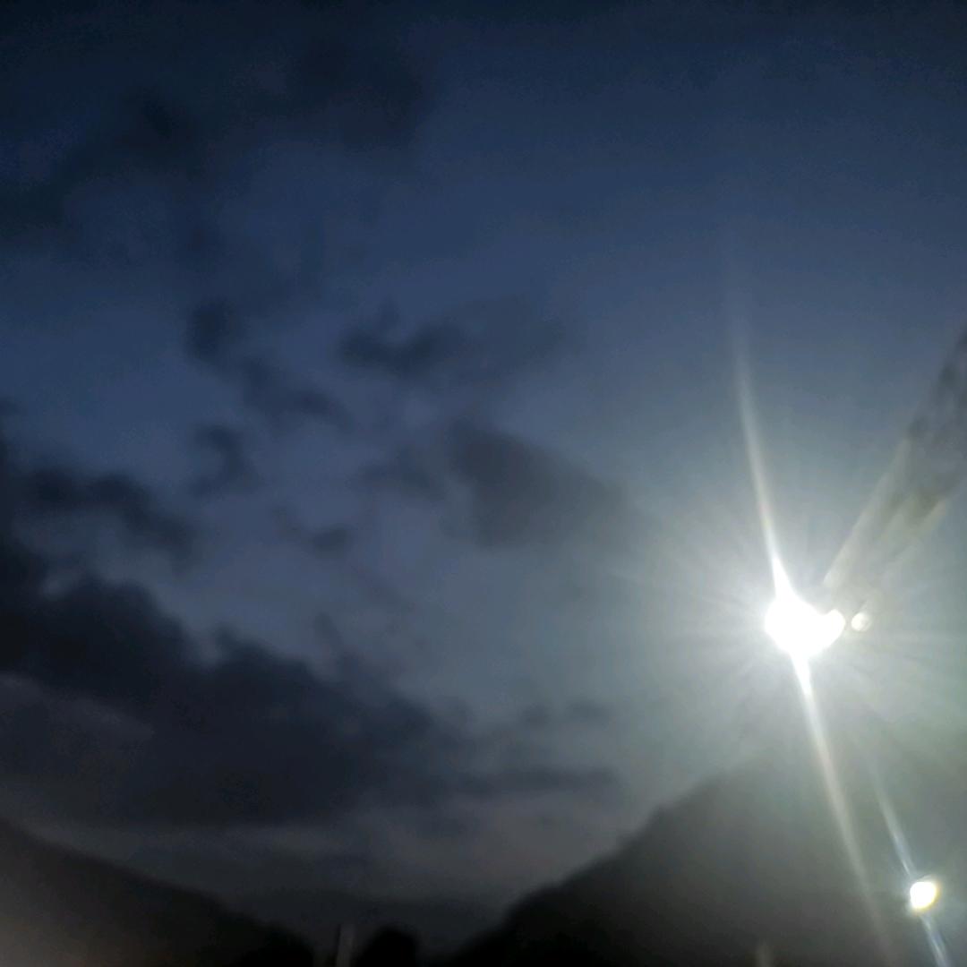 日出东方却落于西