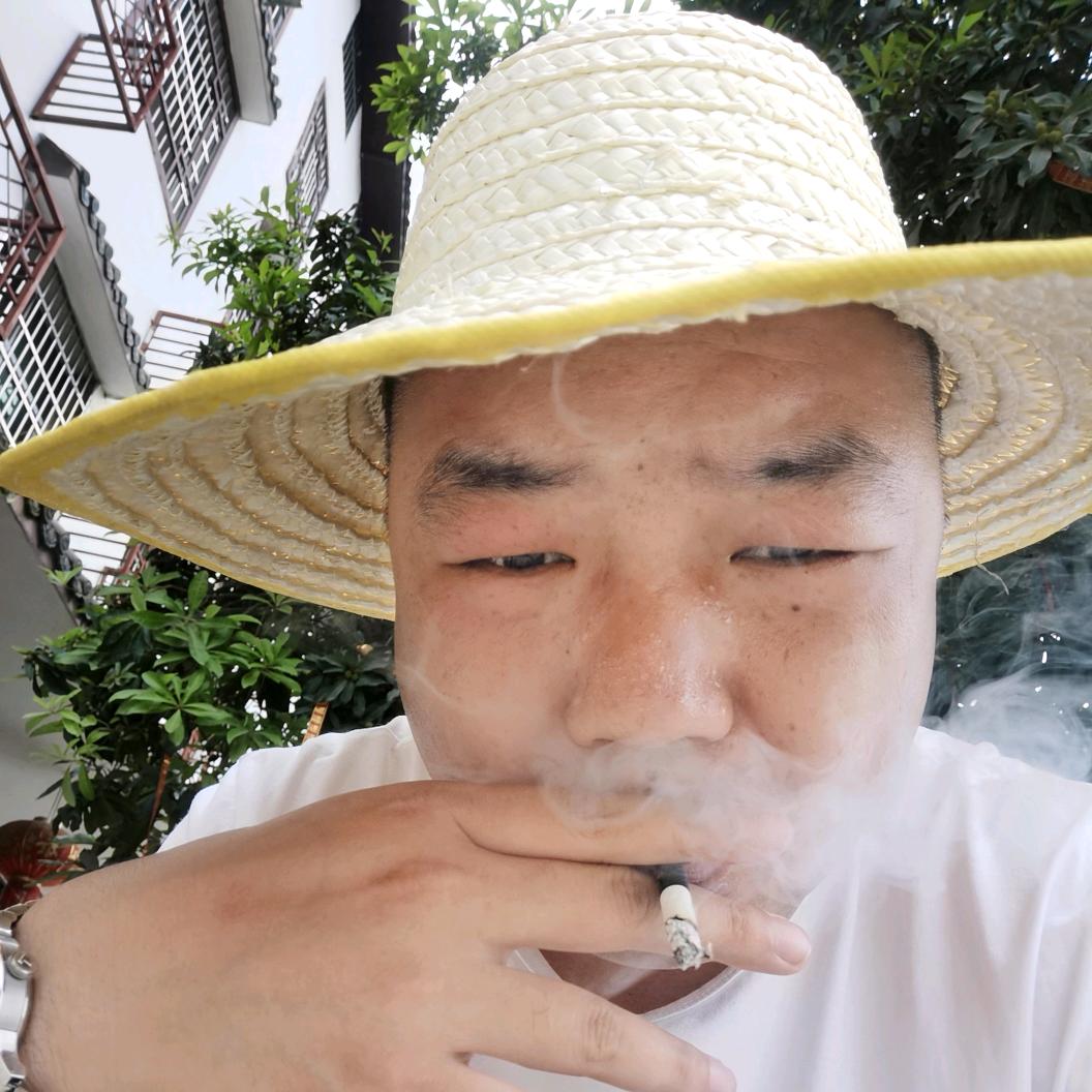 吃橙黄滤轻男子