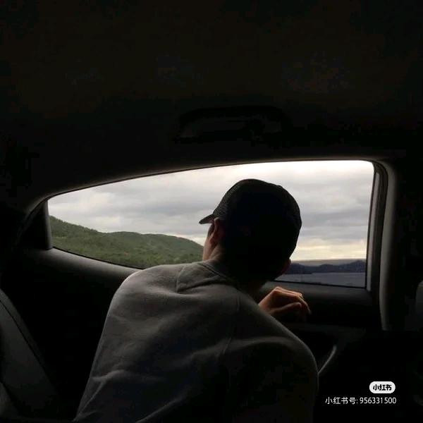 吐着颓废的烟圈