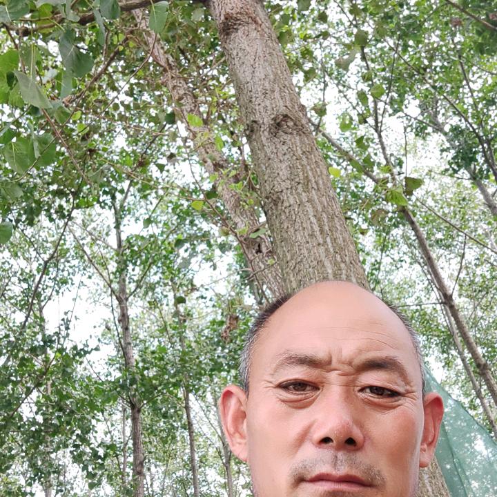 聋哑人。