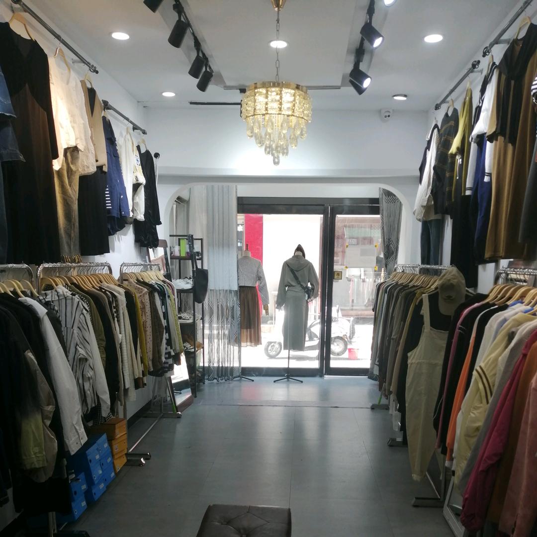 苗子屋服装店，幸福巷中段