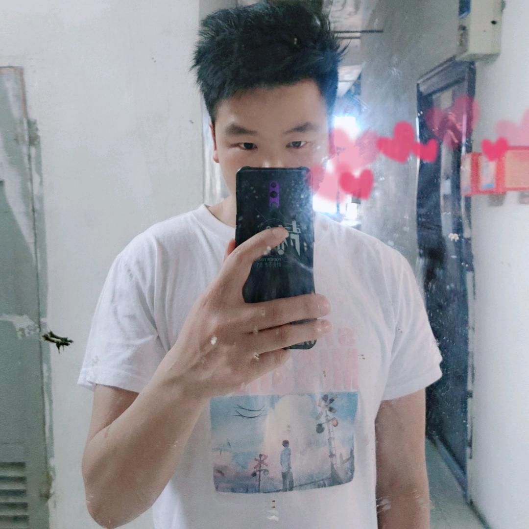微笑着安静
