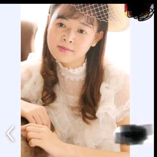 卖地板的小姐姐。