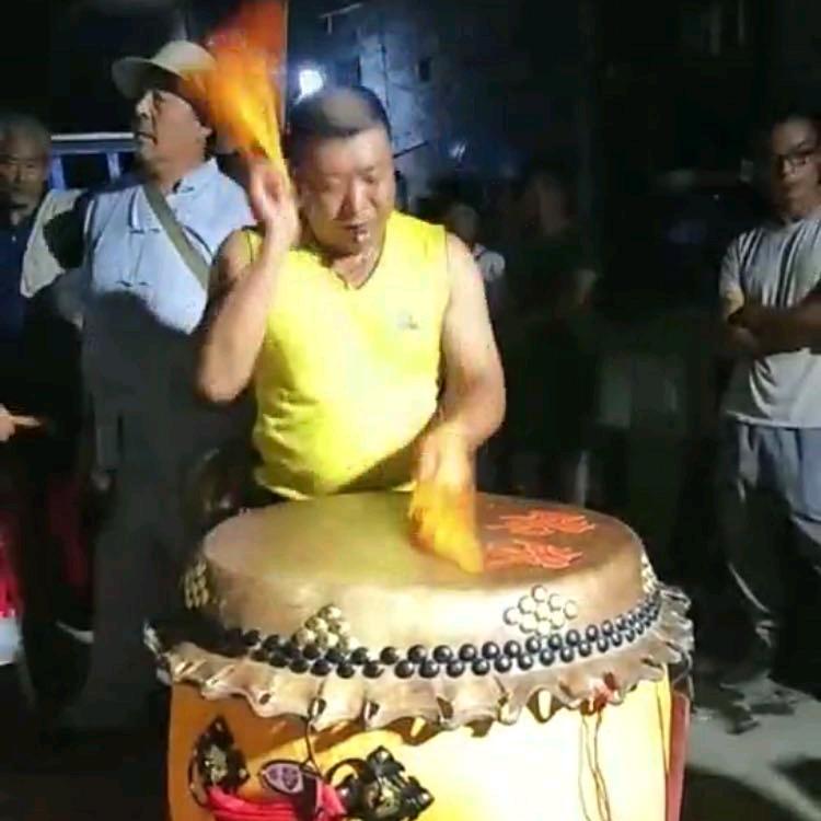 何日白大鼓舞狮队