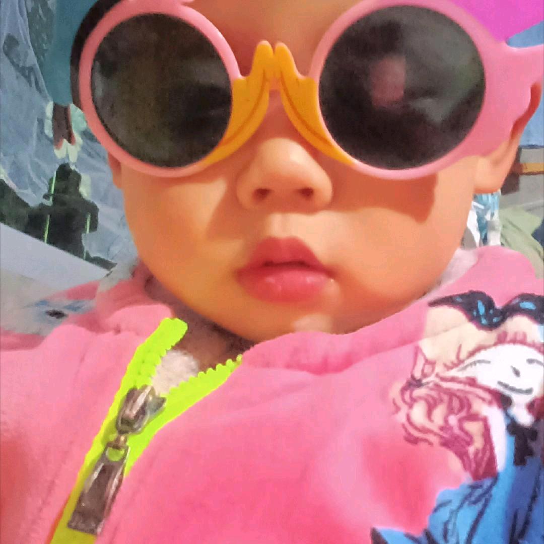 开小货车的小帅哥