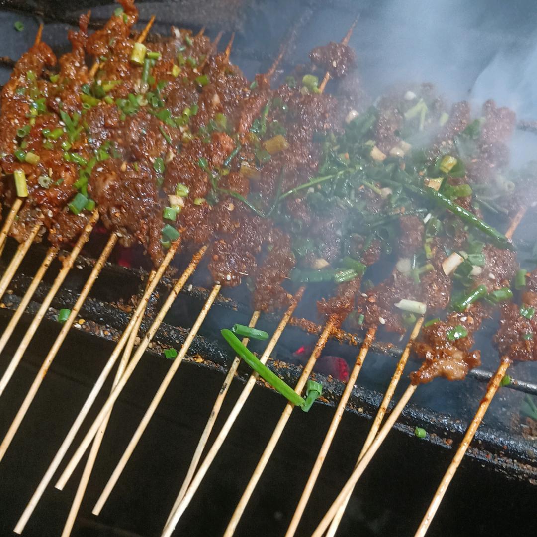 美味烧烤锦江镇，老菜市场对面，沙县门口，