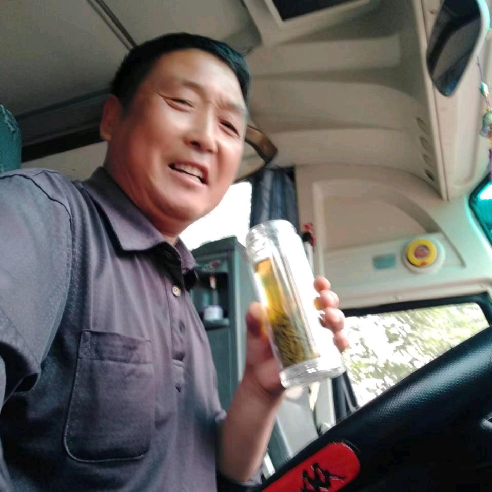 张应刚，人称老顽童。62年虎。