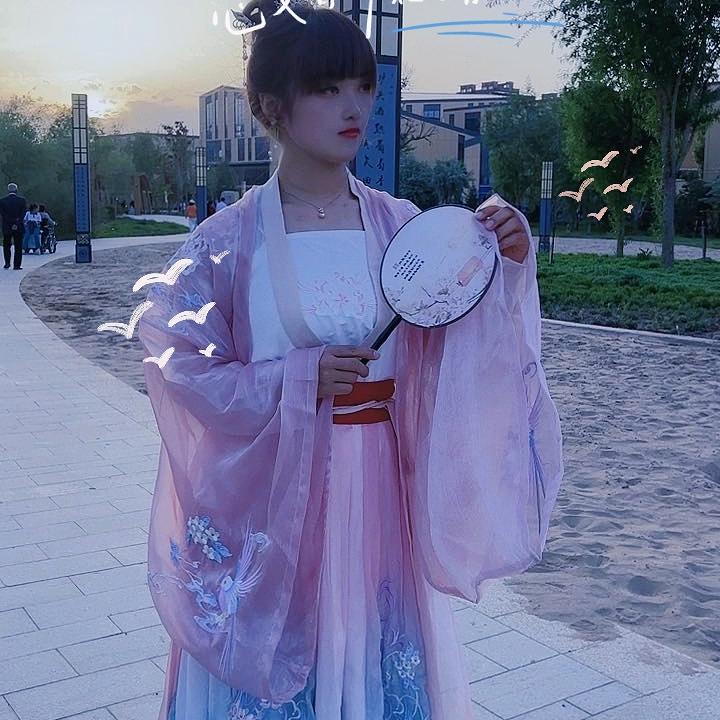 淡漠，眼熏妆