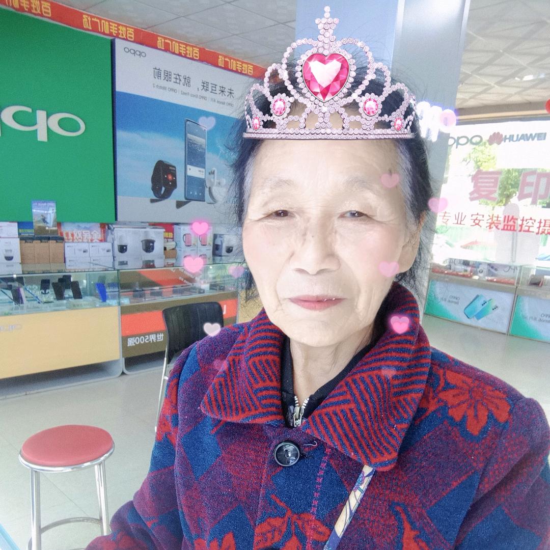 幸福的农村老太太