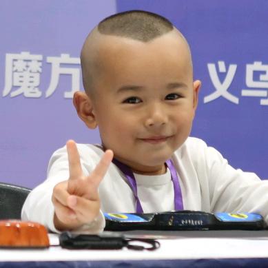 五岁玩魔方