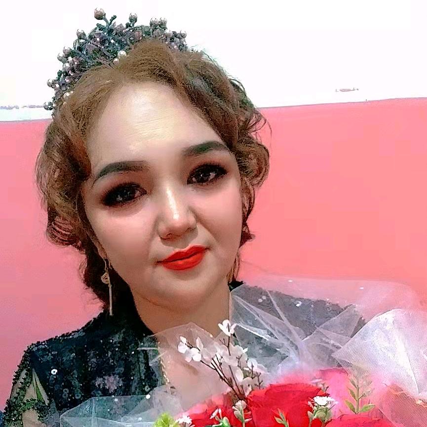 图尔荪古丽服装设计师