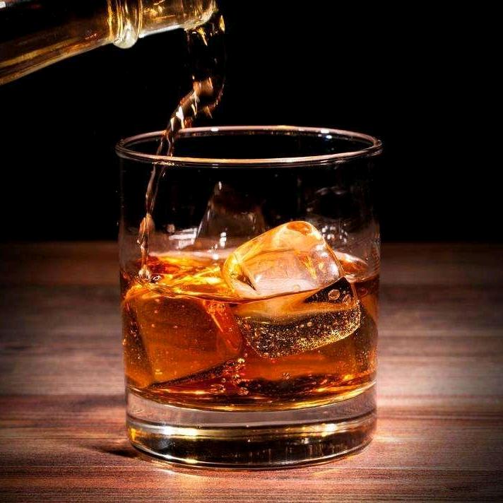 绊倒同学的酒杯