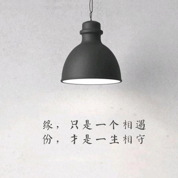 用微笑掩饰悲伤