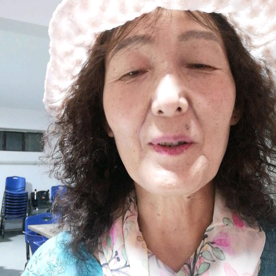 时尚女士搞当帽子