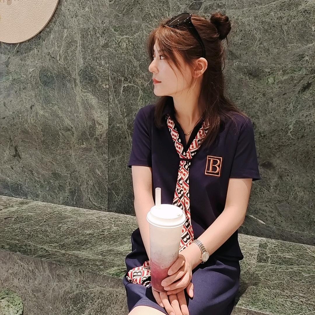 美少女在远方。