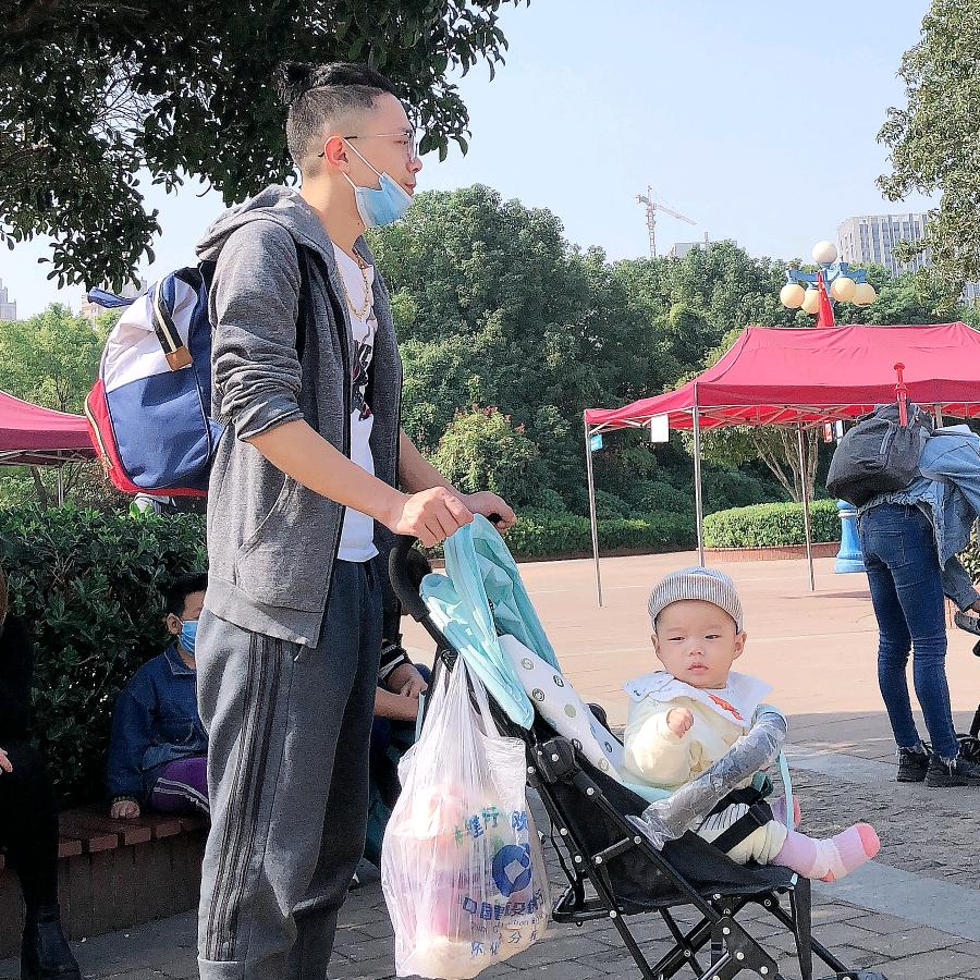 唐杰（眼镜蛇装饰）