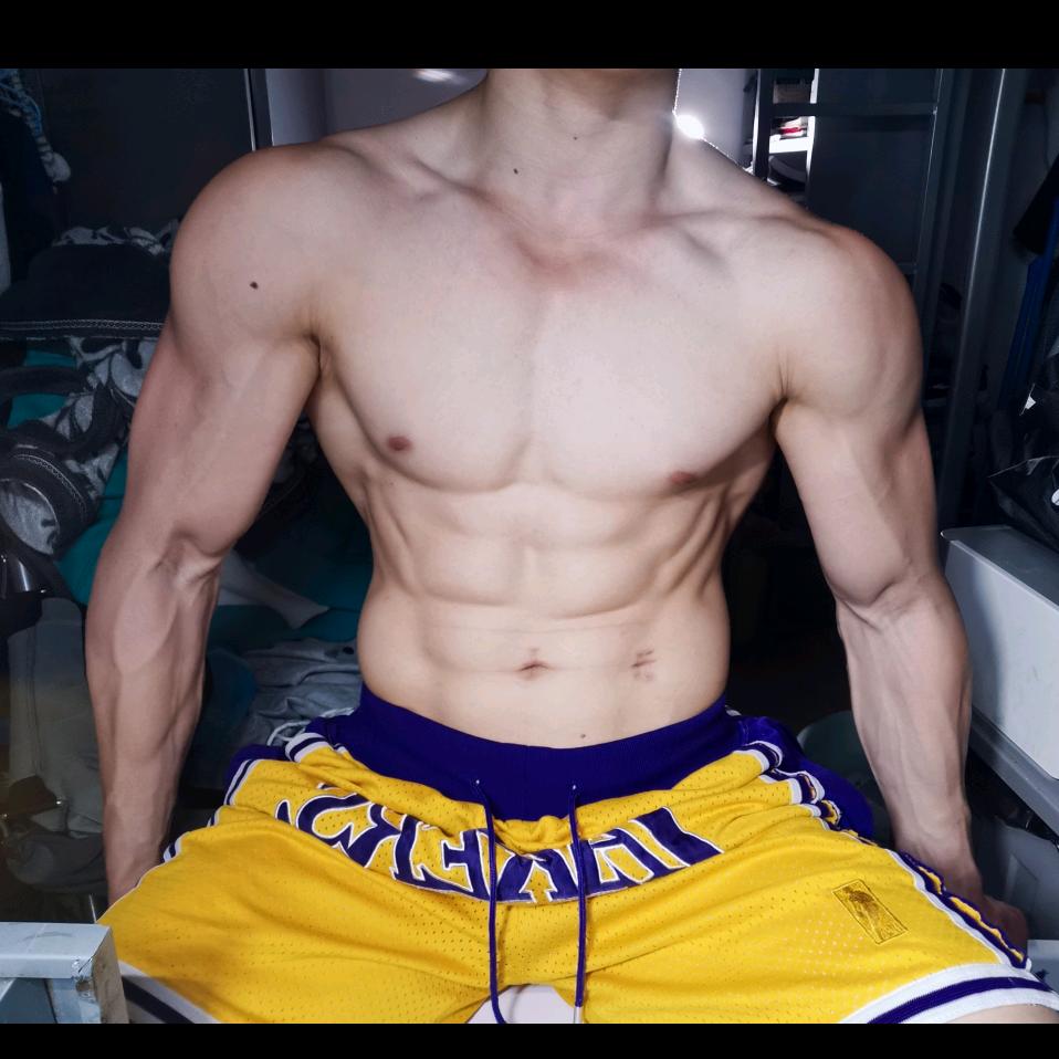 研一的小董不练腹肌