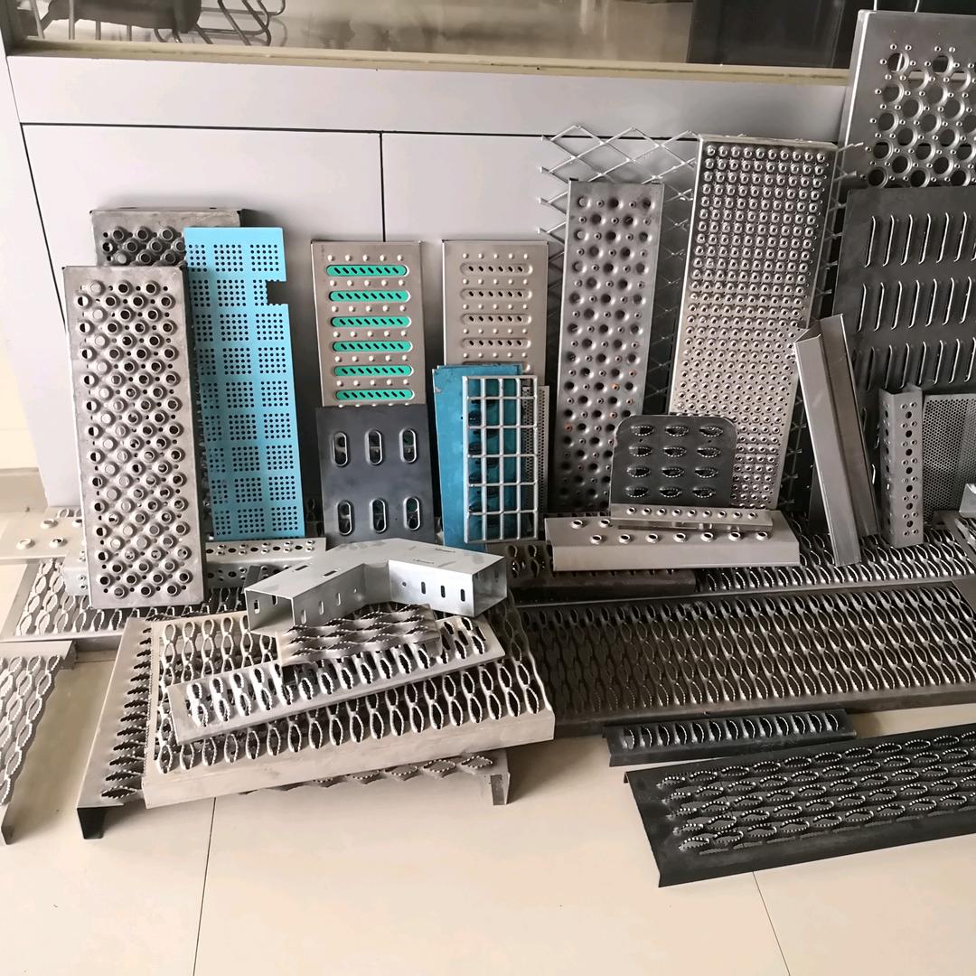 轩智激光切割，钣金冲孔！