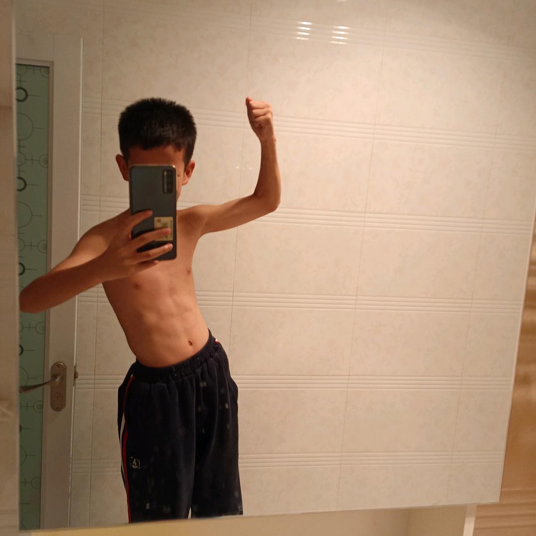 喜欢去健身房的小屁孩