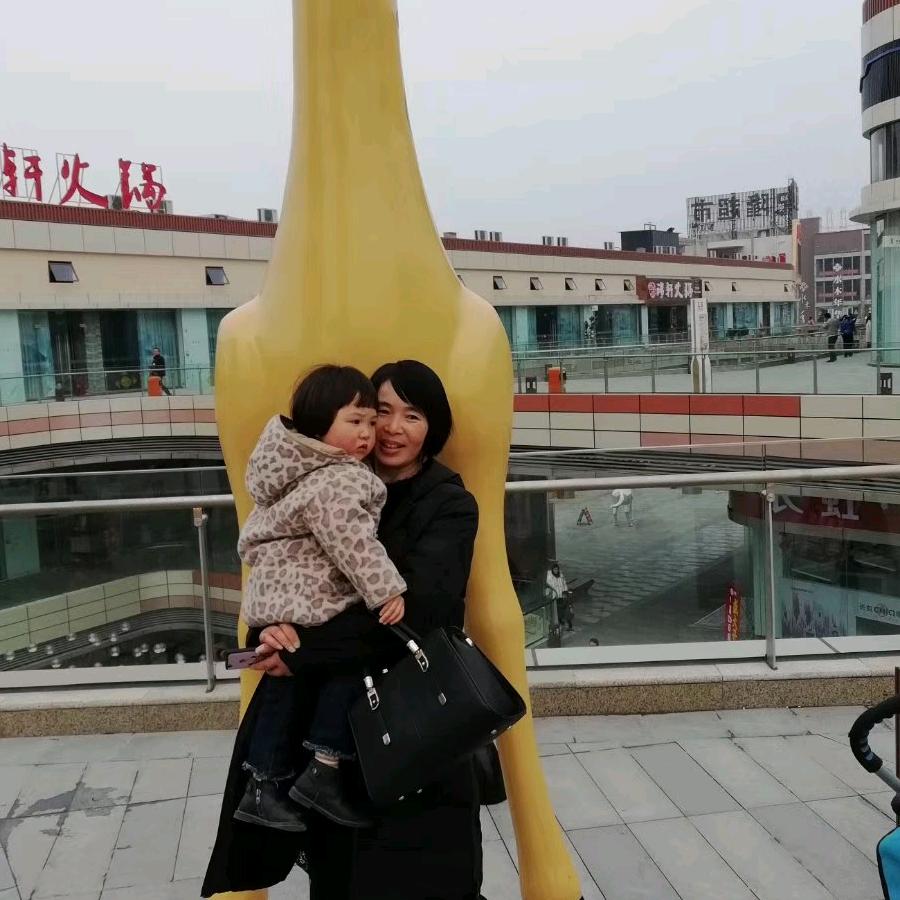 爱拍抖音的大姐