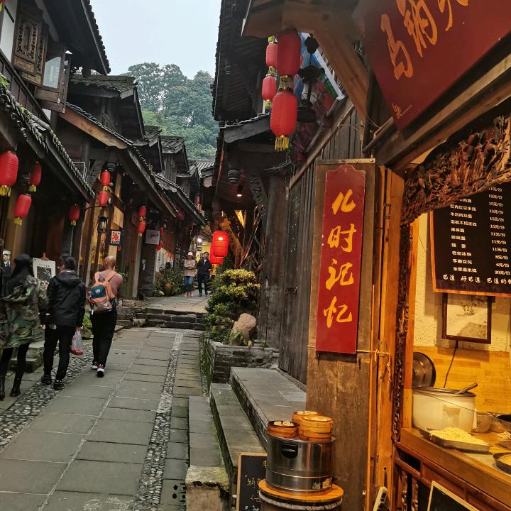 郁郁不得