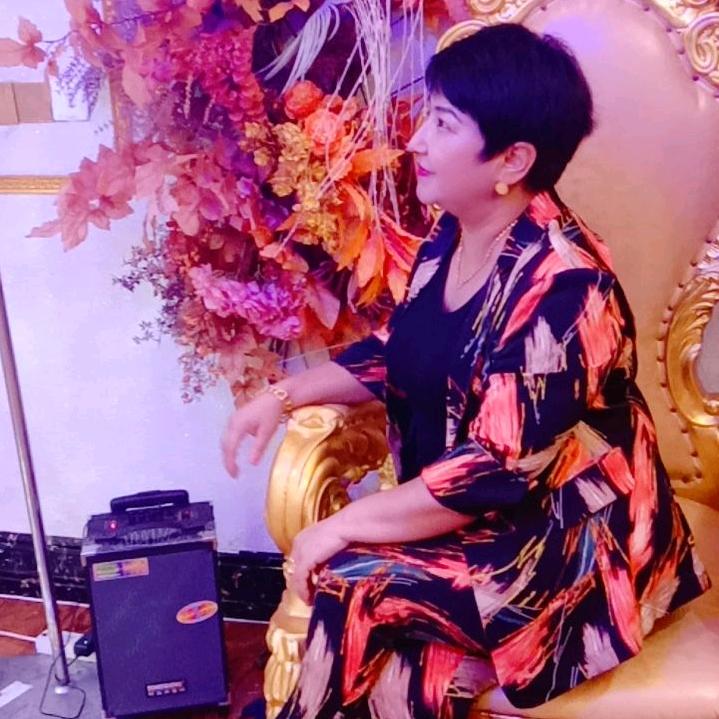 自家饭餐饮 老板娘