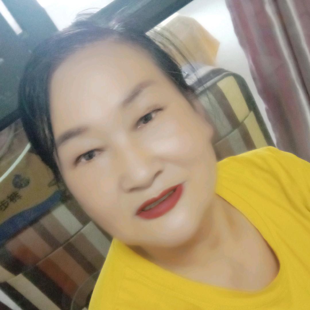 蝴蝶为花醉。