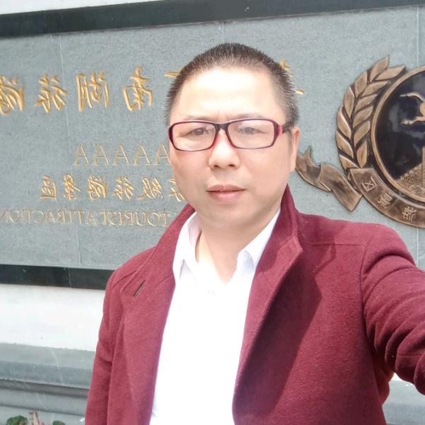 雄鹰展翅凌空飞