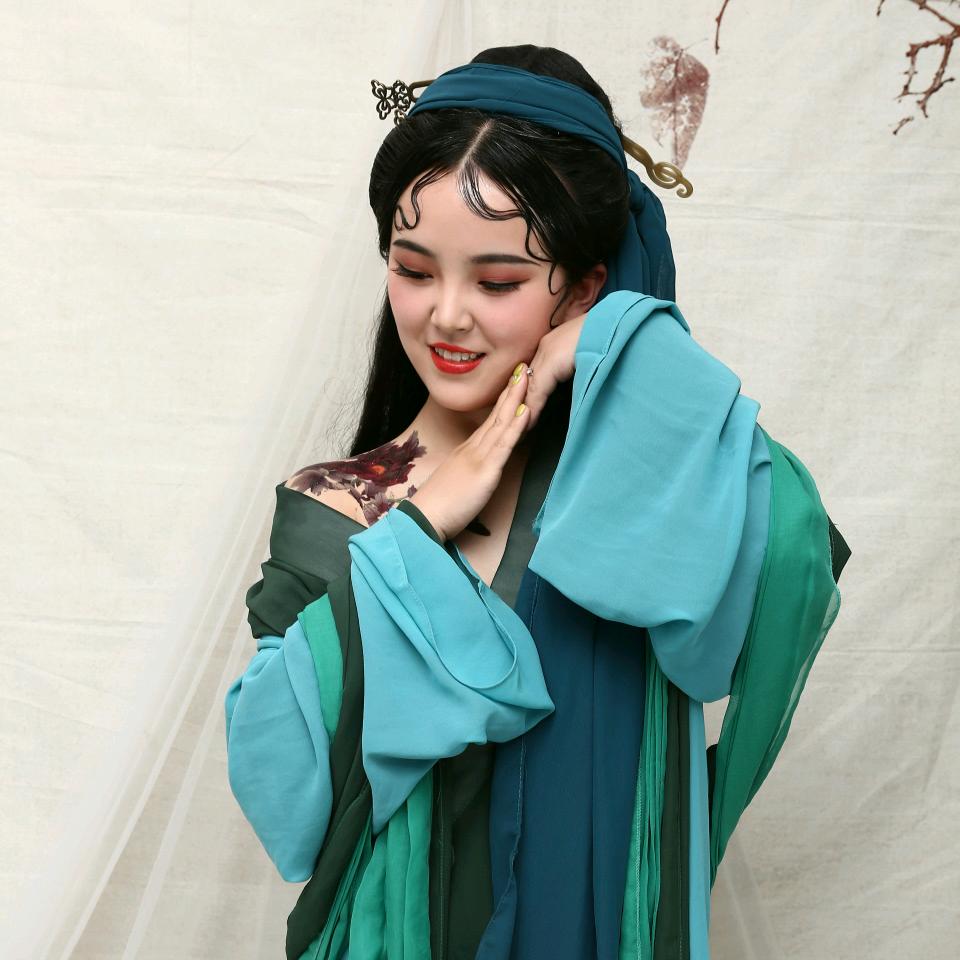 小張做美甲很业余💅