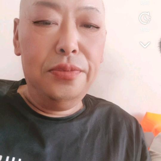 雄鹰展翅