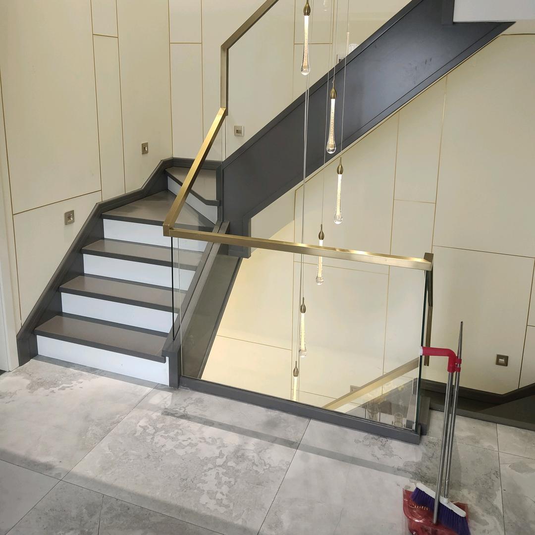 伊宁市佳步楼梯李哥