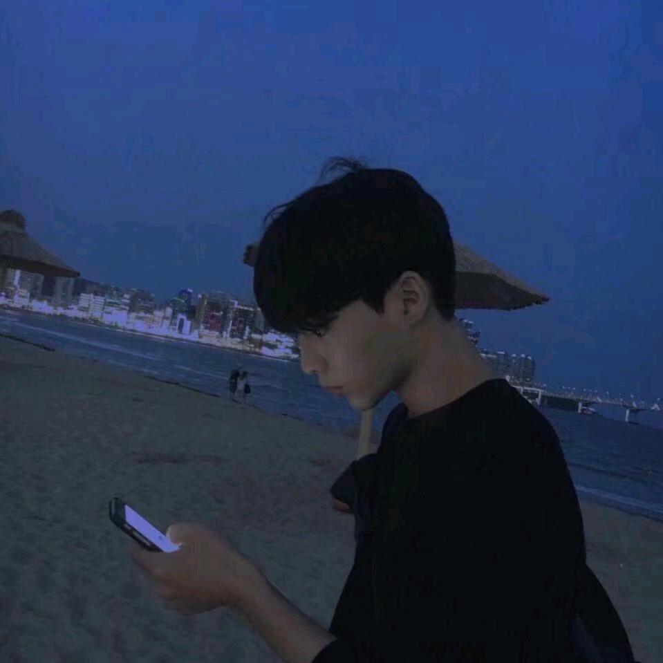 躲在背后