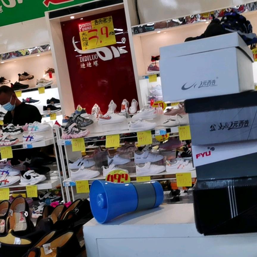 原德信泉盛世店鞋区