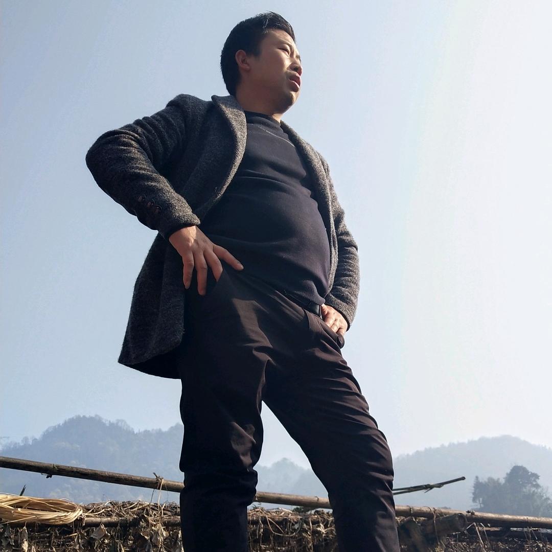 没有背景丶只有背影