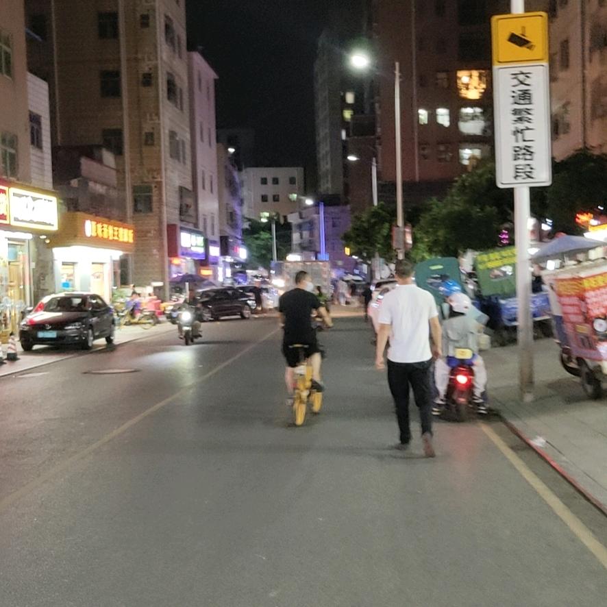 月亮不睡我不睡。